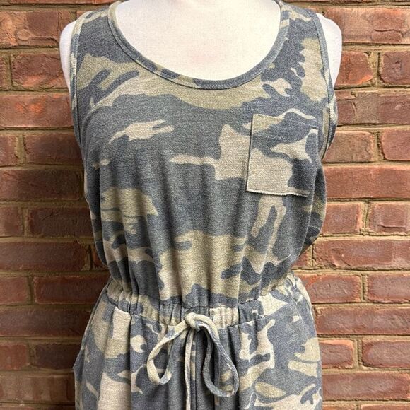 Cherish Camouflage Sleeveless Jumpsuit Size Large NEW - Picture 4 of 7
